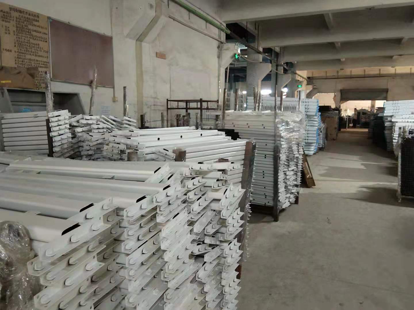 鐵架床是用鐵床板好還是木床板好？
